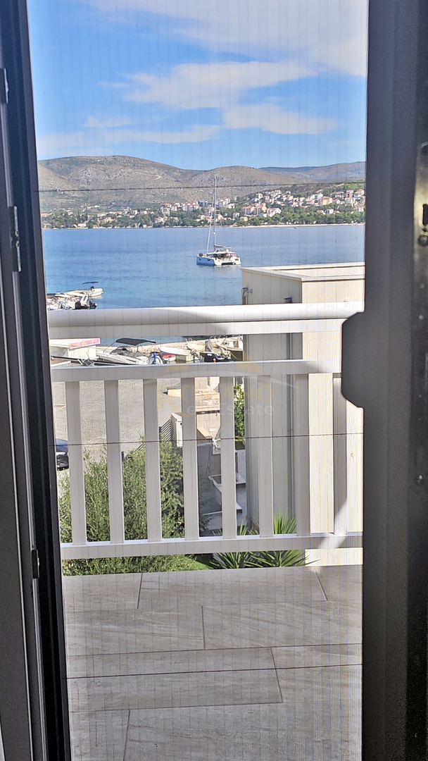 Casa con appartamenti a Okrug Gornji/Čiovo, seconda fila dal mare - 5 appartamenti